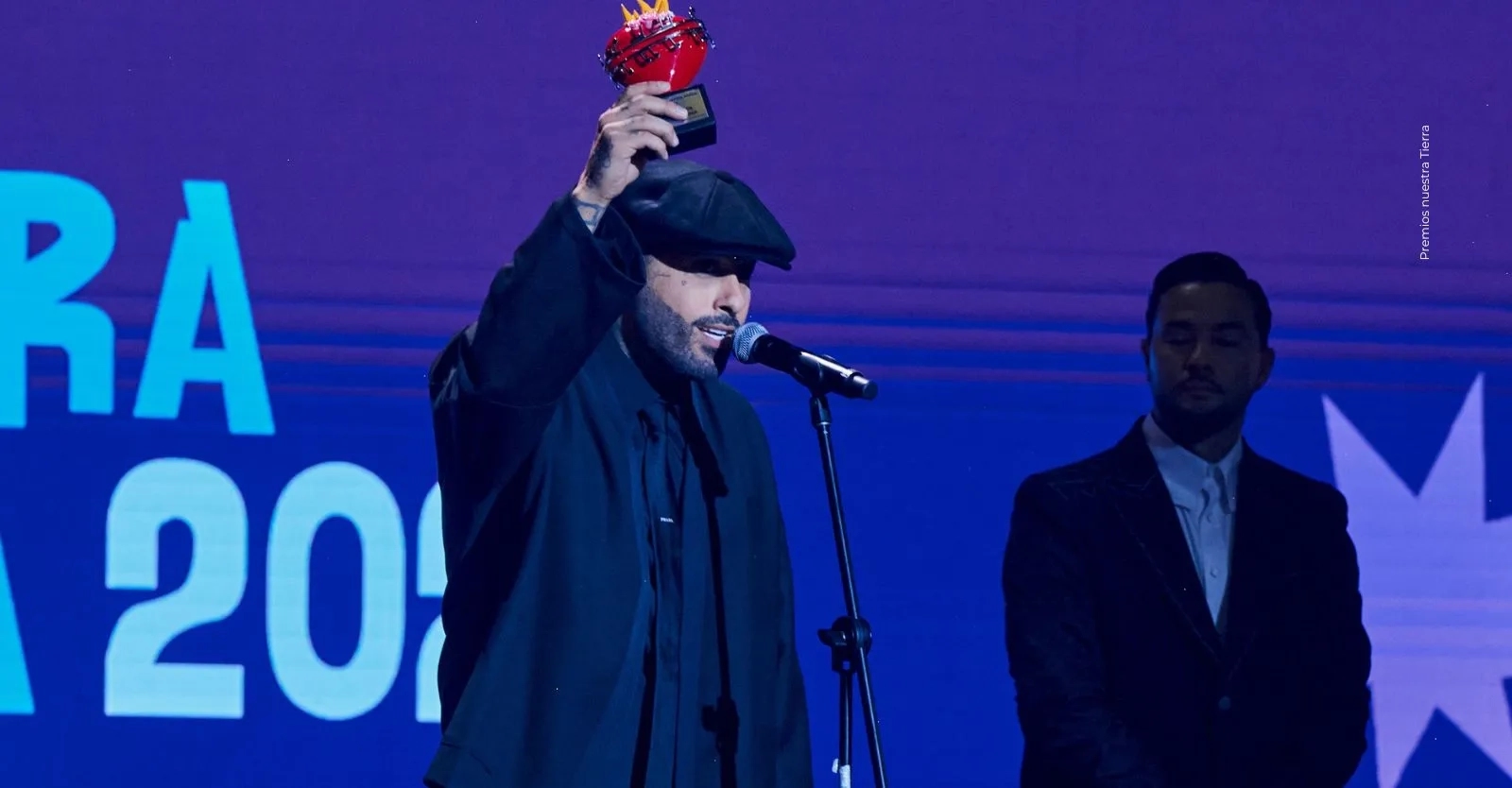 Nicky Jam recibió el premio Hermano de Nuestra Tierra en una noche llena de música y emoción
