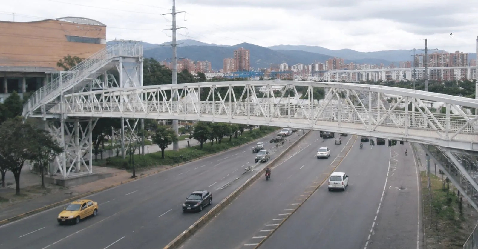 Puente bici-peatonal del centro comercial Centro Comercial El Edén alcanza el 95 %.