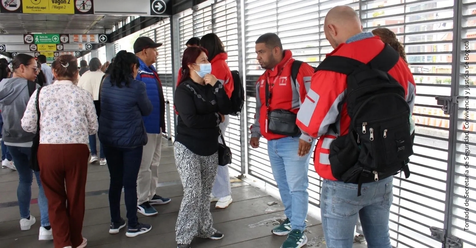 ¿Cómo reportar emergencias y hechos que afecten la convivencia en un bus o estación de TransMilenio?