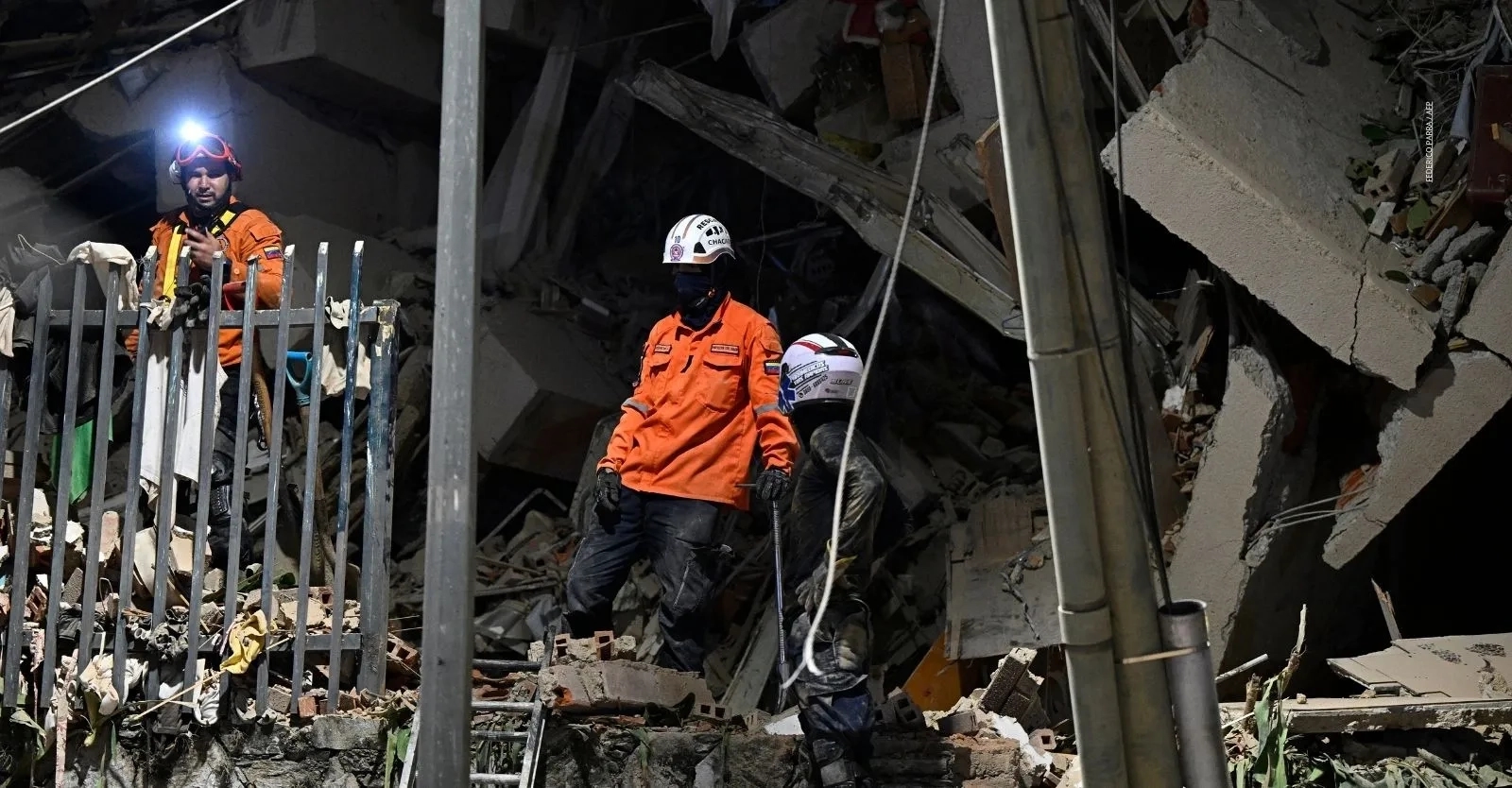 Entre los escombros y la esperanza: Venezuela lucha por encontrar a miles de desaparecidos tras los terremotos.