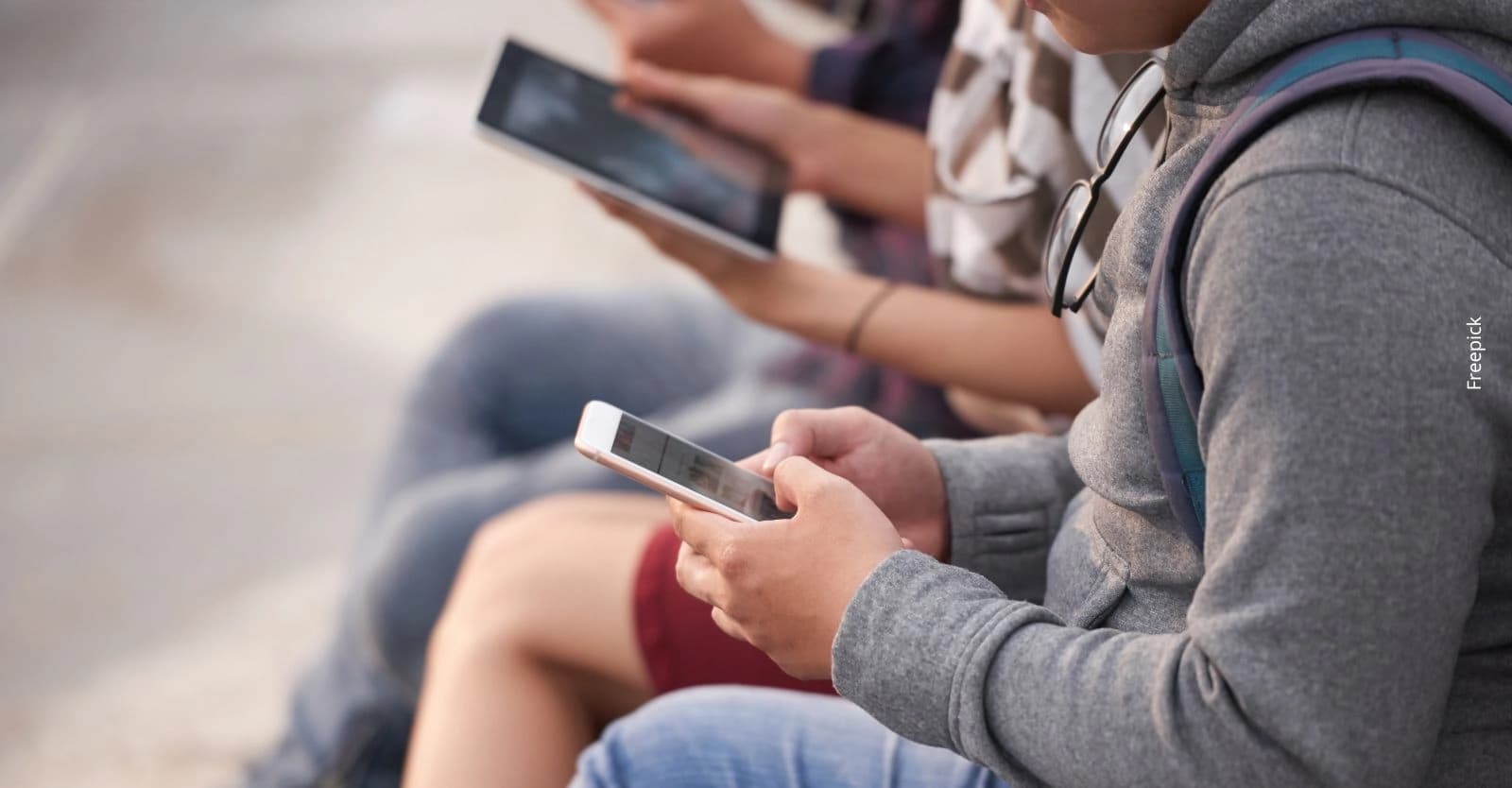 Francia prohíbe el uso de celular y redes sociales a menores de 15 años en los colegios