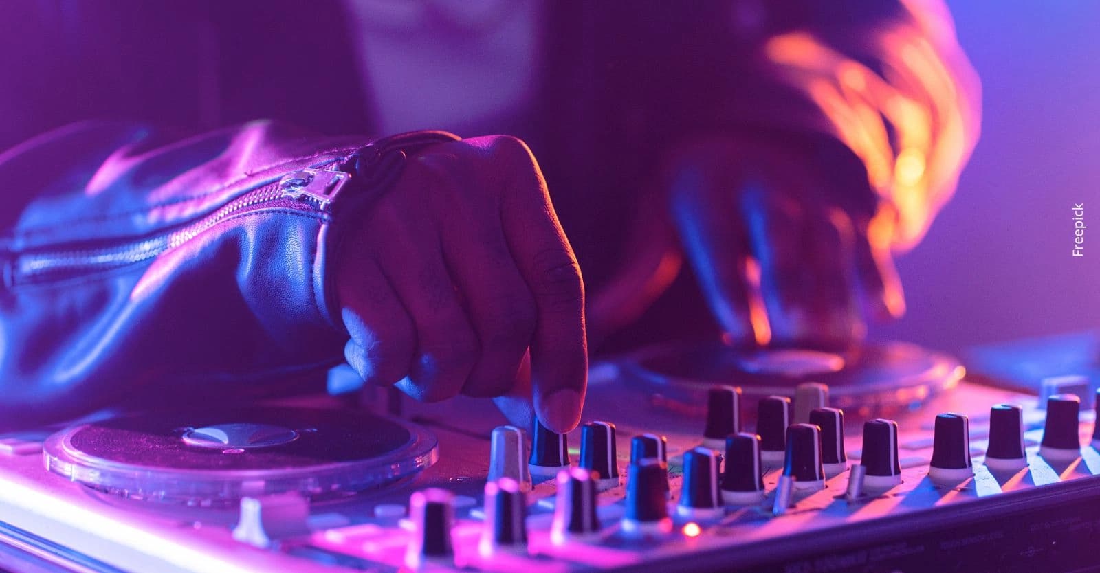 Hallan con vida a DJ Dever tras su desaparición en el Caribe colombiano