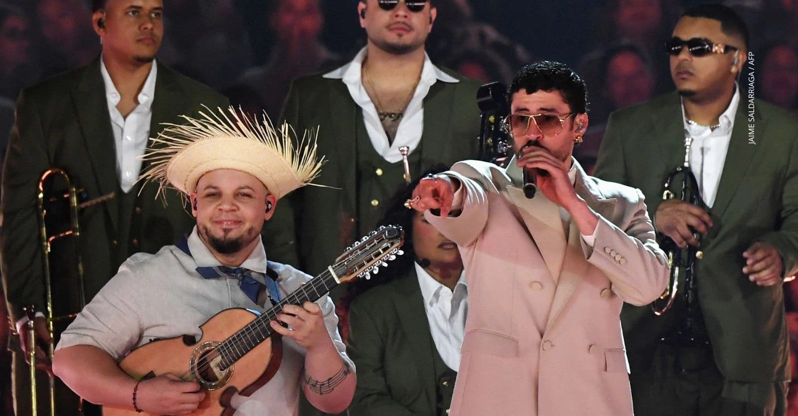 Polémica en pleno concierto de Bad Bunny: hombre orina sobre el público.