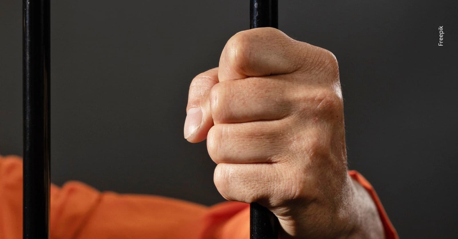 Hombre enviado a prisión por presunta violencia contra menor.