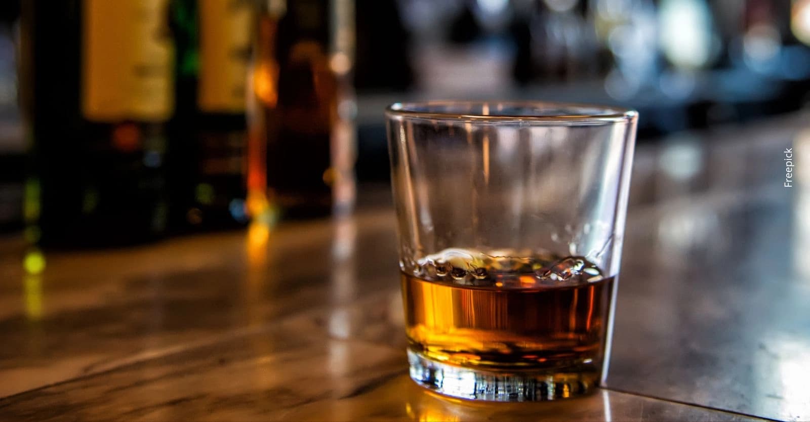 Alertan por alteración en botellas de Aguardiente Amarillo con foto de Yeison Jiménez