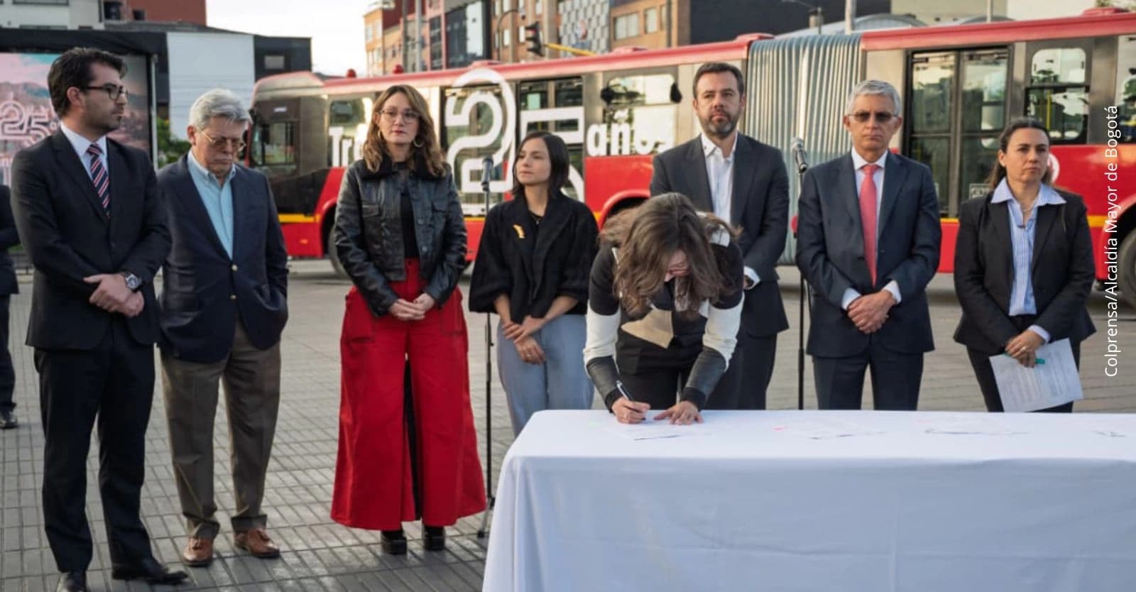¿De cuánto es el aumento salarial para los servidores públicos de Bogotá para 2026?