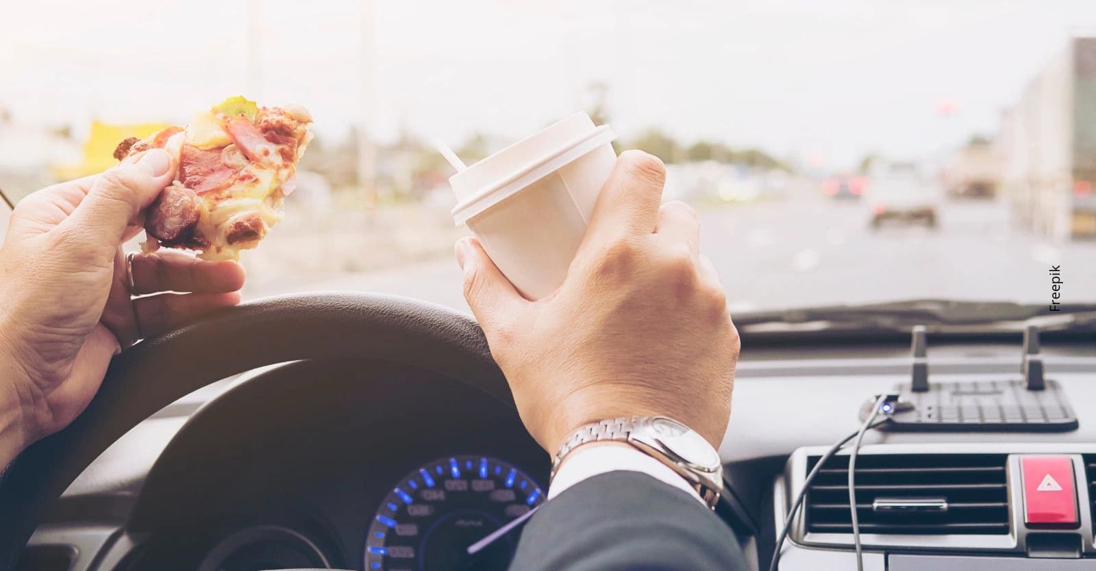 ¿Puede un colombiano recibir una multa por comer mientras conduce?