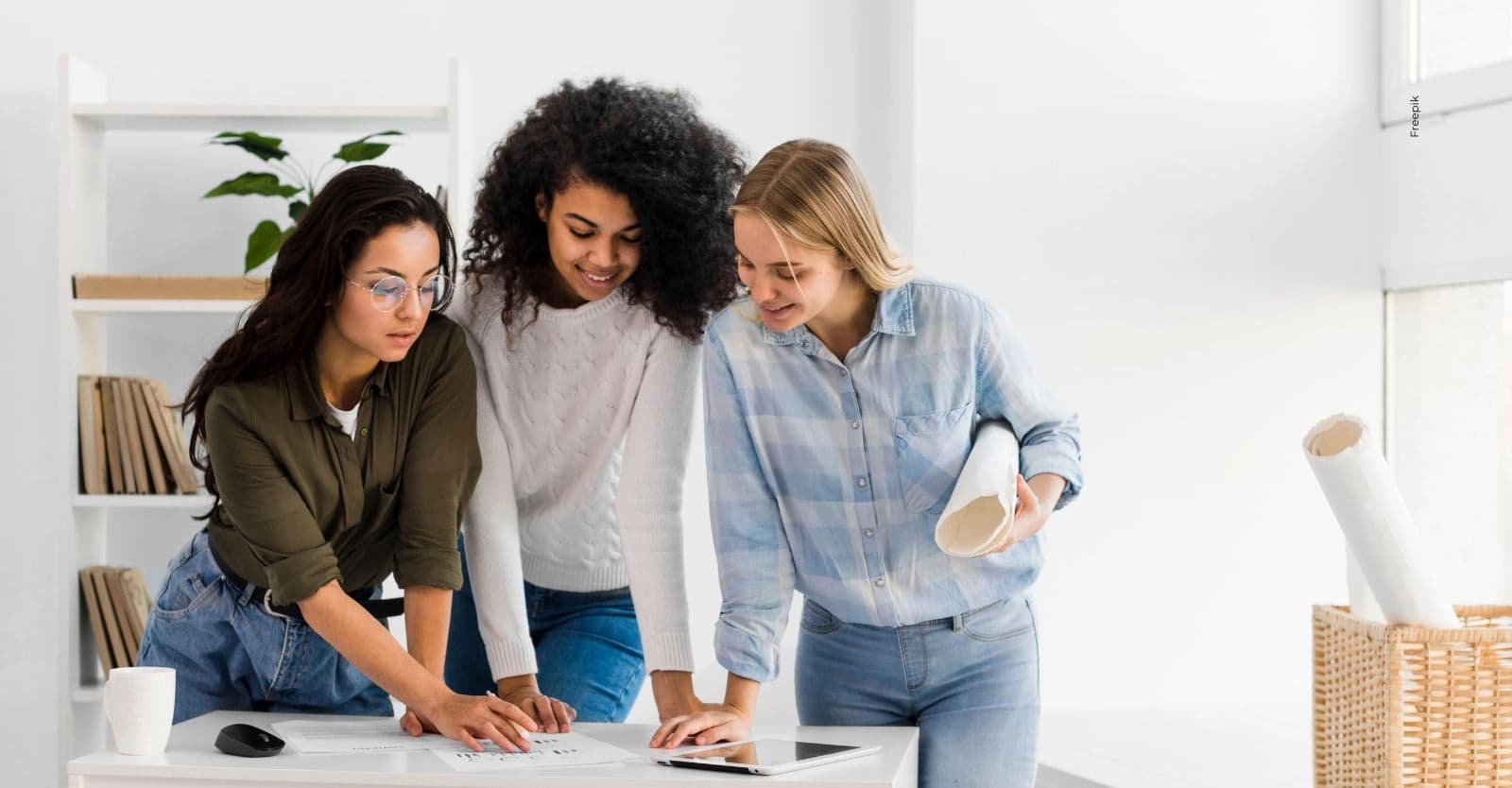 Bogotá impulsa a las mujeres con formación y redes para emprender.