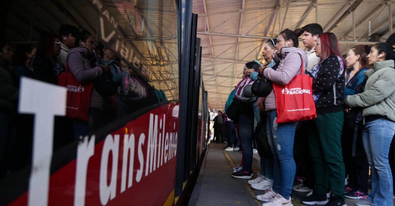 TransMilenio explica por qué no se deben abrir las puertas de los buses en una protesta