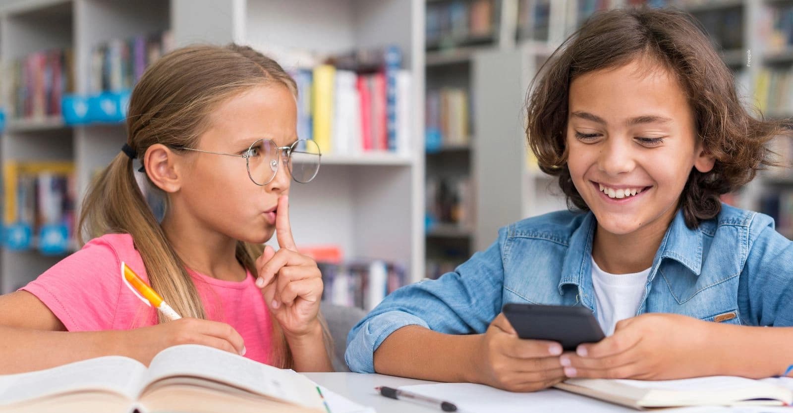 Ministerio pone reglas a celulares en colegios: esto se sabe.