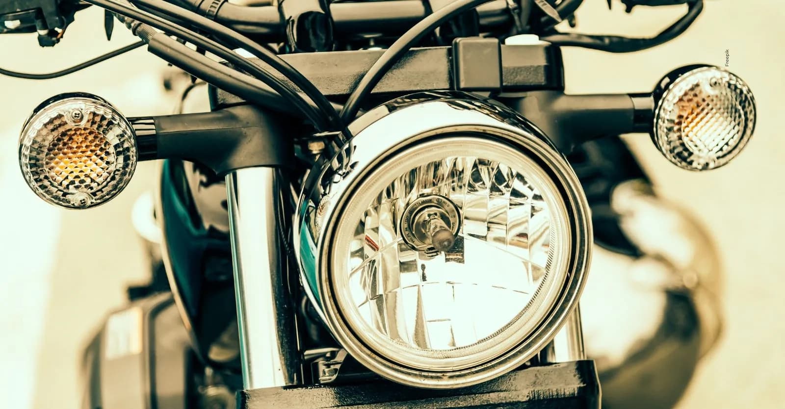 Andar sin luces en moto o carro: esta es la multa que puedes recibir en Colombia 2026.
