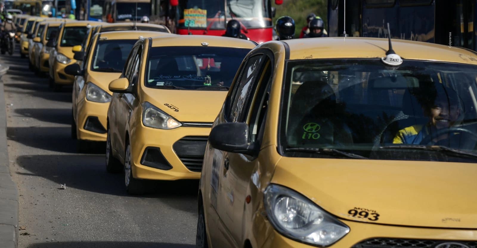¿Puede salir hoy? Así funciona el pico y placa para taxis en abril.