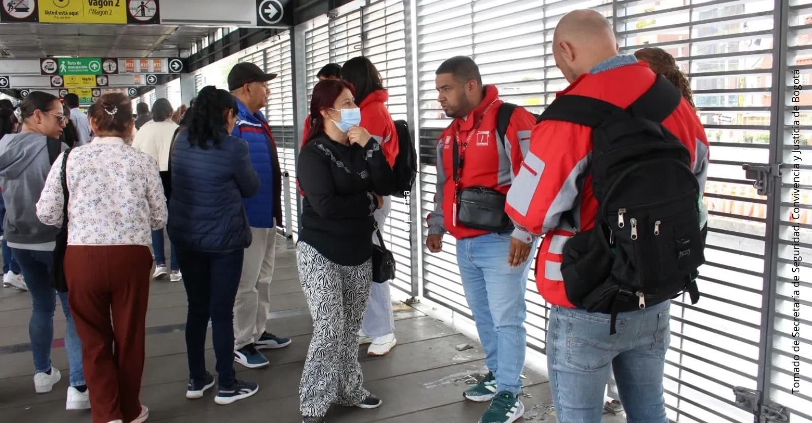 ¿Cómo reportar emergencias y hechos que afecten la convivencia en un bus o estación de TransMilenio?