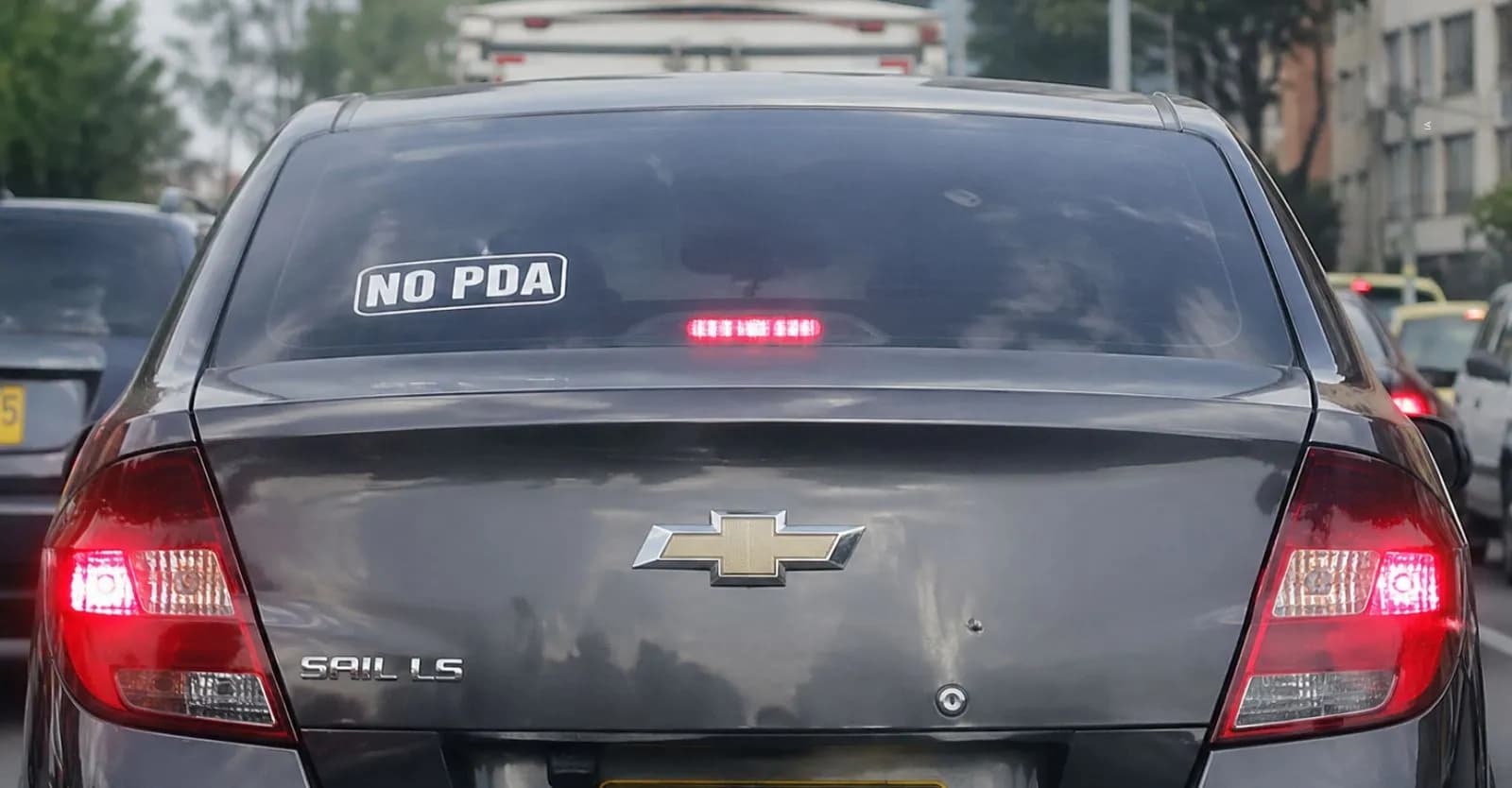 ¿Sirve el letrero 'NO PDA'? Esto dicen las autoridades de tránsito en Colombia.