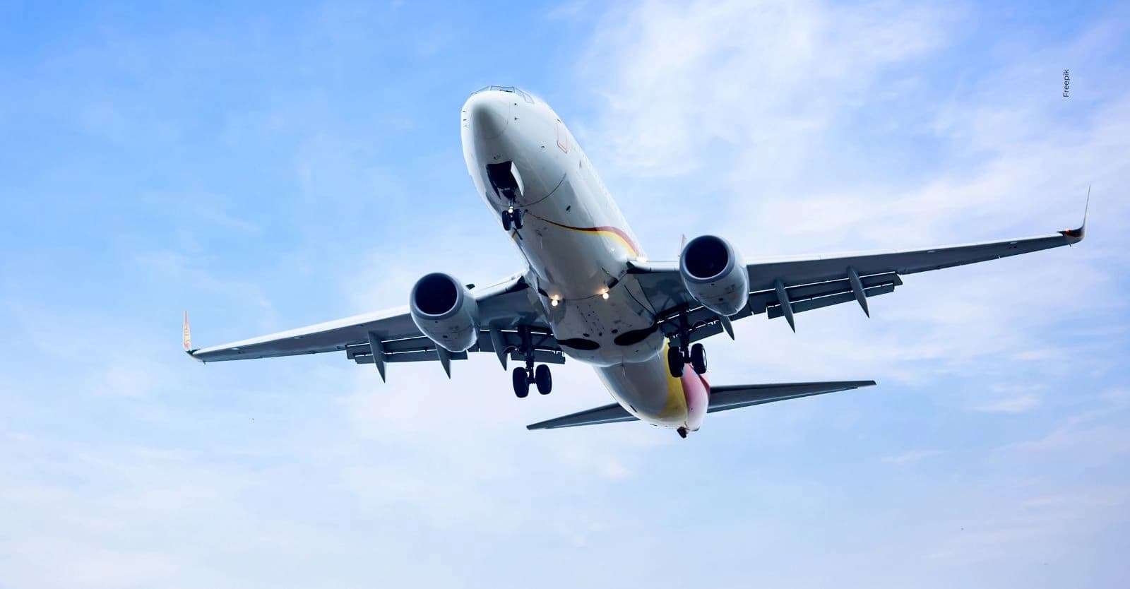 Aerolínea lanza promoción de aniversario con vuelos baratos en Colombia.
