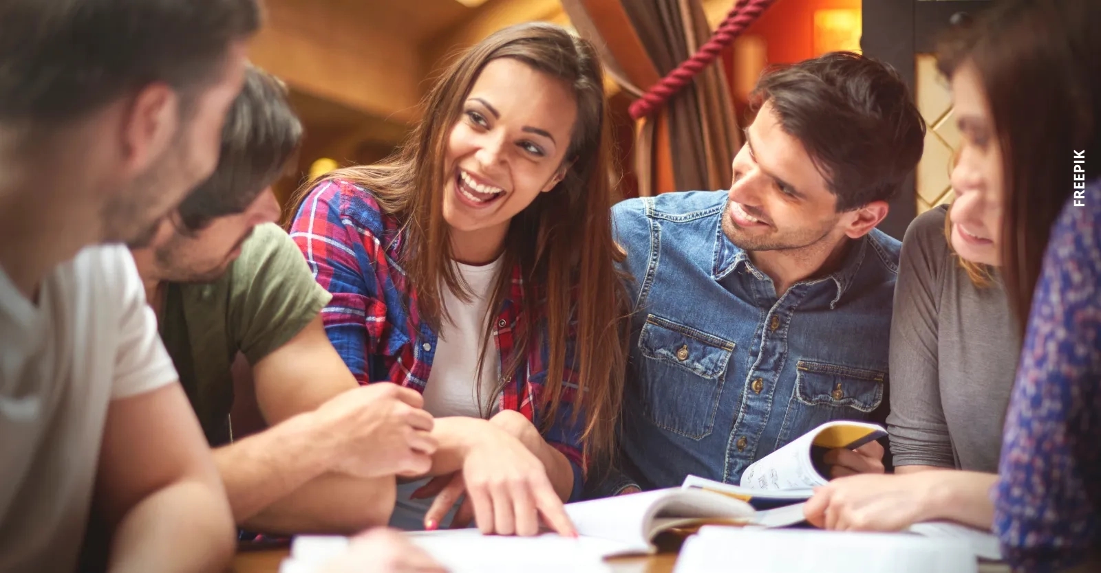 Jóvenes en Bogotá podrán acceder a estudios gratuitos y apoyo económico