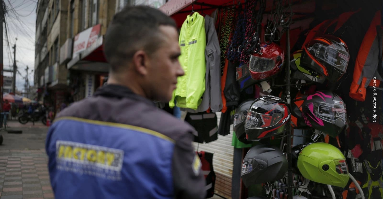 ¿Es legal usar cámaras o intercomunicadores en el casco de una moto en Colombia?