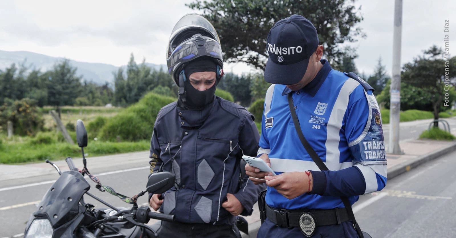 ¿Puede un agente de tránsito retener las llaves de una moto en Colombia?: Esto dice la ley