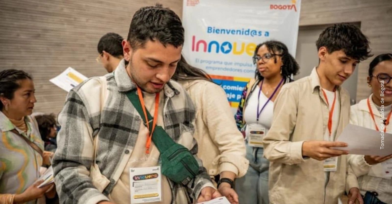 Con el objetivo de fortalecer el ecosistema emprendedor juvenil, Bogotá lanzó una nueva convocatoria de formación gratuita dirigida a los capitalinos con espíritu emprendedor. Más noticias: Esta iniciativa busca acompañar tanto a quienes ya tienen un negocio en marcha como a quienes apenas están estructurando su idea, brindando herramientas clave para crecer en el mercado. ¿Quiénes pueden acceder a esta formación gratuita en Bogotá? El programa está dirigido exclusivamente a jóvenes residentes en Bogotá que tengan entre 18 y 28 años. Uno de los puntos clave es que no se limita únicamente a emprendedores con experiencia ya consolidados en el mercado, sino que también abre la puerta a quienes se encuentran en su proceso de creación de marca, de ideación o fortalecimiento de su proyecto. Además, la convocatoria busca impactar a una población diversa, promoviendo el desarrollo económico a través de iniciativas sostenibles. ¿Qué incluye este programa para jóvenes emprendedores de Bogotá y cuál es su enfoque? Esta formación hace parte de una estrategia del Distrito para potenciar habilidades empresariales de la capital, repasando y poniendo en práctica contenidos como modelo de negocio, crecimiento, sostenibilidad y acompañamiento técnico especializado por parte de expertos en el área. Esta iniciativa distrital conocida como “Innovers 2026” está diseñada para que los participantes no solo adquieran conocimientos teóricos, sino que también reciban orientación práctica para mejorar sus proyectos y aumentar sus posibilidades de éxito en el mercado. ¿Cómo inscribirse y qué requisitos debe cumplir? Para participar en este programa distrital, los interesados deben cumplir principalmente con tres condiciones: Cumplir con el rango de edad mencionado anteriormente. Residir en Bogotá. Contar con un emprendimiento o una idea de negocio en desarrollo. El proceso de inscripción se realiza mediante la página web de la Secretaría de Desarrollo Económico, donde se deben diligenciar datos personales del aspirante y del proyecto. Es importante tener en cuenta que la inscripción es gratuita y no requiere intermediarios. Las autoridades recomiendan estar atentos a los canales oficiales para evitar fraudes y asegurar el acceso correcto a esta gran convocatoria distrital.