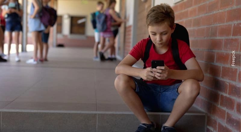 Ibagué restringe el uso de celulares a menores de 14 años en colegios: ¿Cómo funciona?