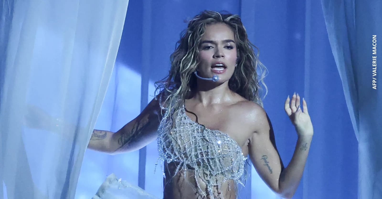 Karol G llevará a una pareja de recien casados a su show en París