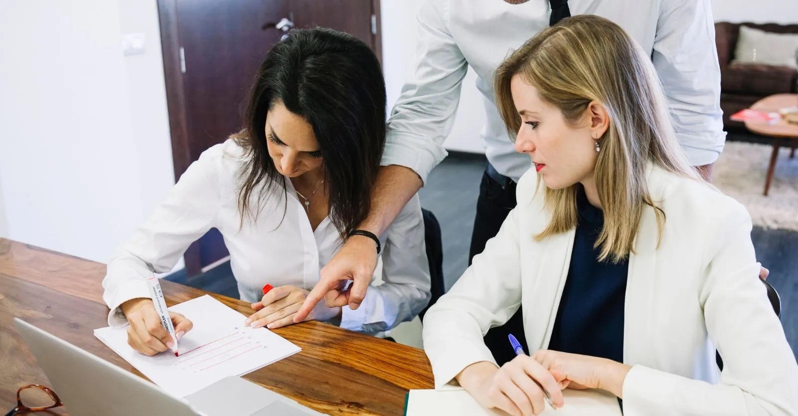 Abren nuevas becas para funcionarios públicos en Colombia con cupos limitados en 2026.