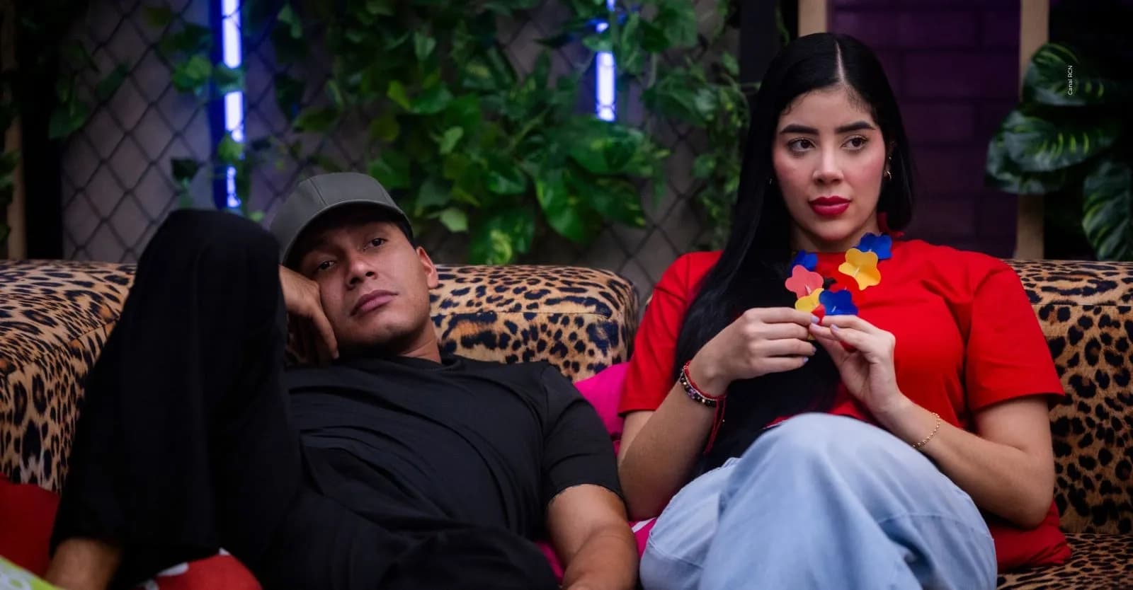 ¿Romance o estrategia? Juanda Caribe y Mariana Zapata encienden la polémica en La casa de los famosos Colombia.