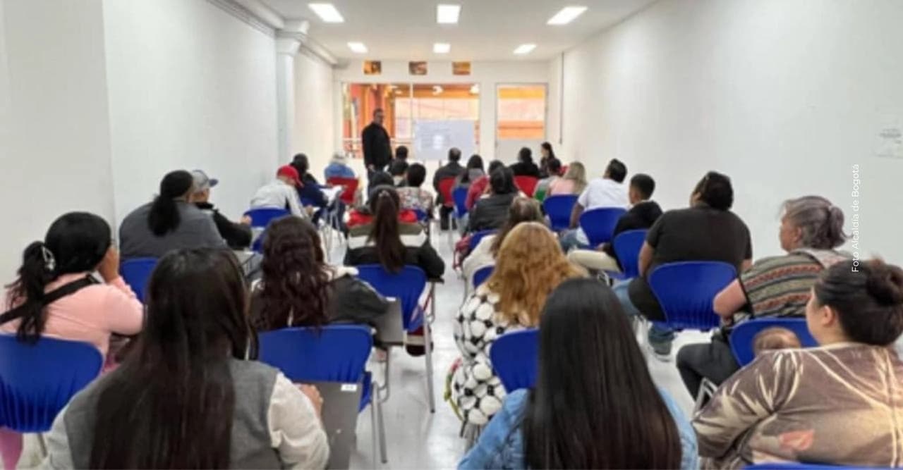 Formación gratuita en Bogotá: cursos de abril 2026 para emprendedores y vendedores informales