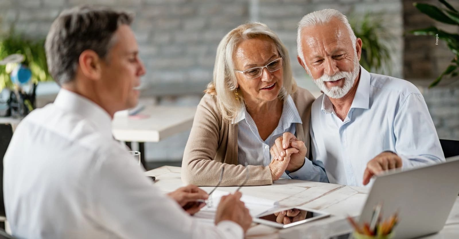 ¿Cuál es el límite de edad para acogerse al régimen de transición de Colpensiones en 2026?