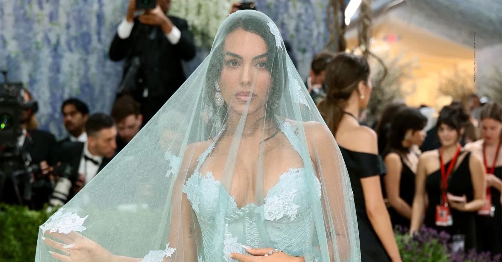 Georgina Rodríguez deslumbra en la Met Gala 2026 con una fantasía bridal de alta costura.