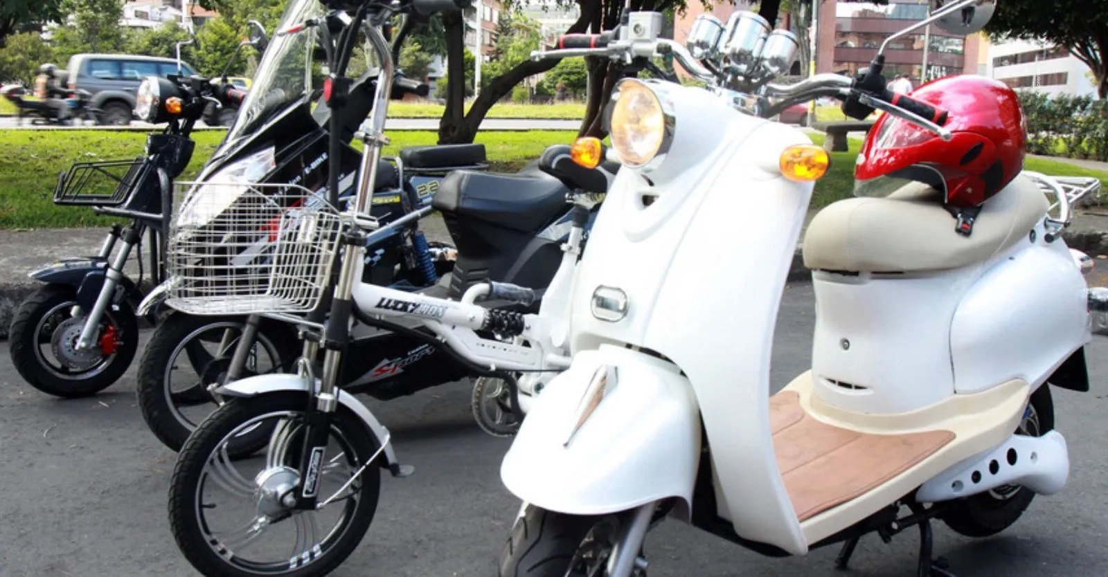 Motos eléctricas en Colombia: cuándo necesitan licencia, placa y revisión.