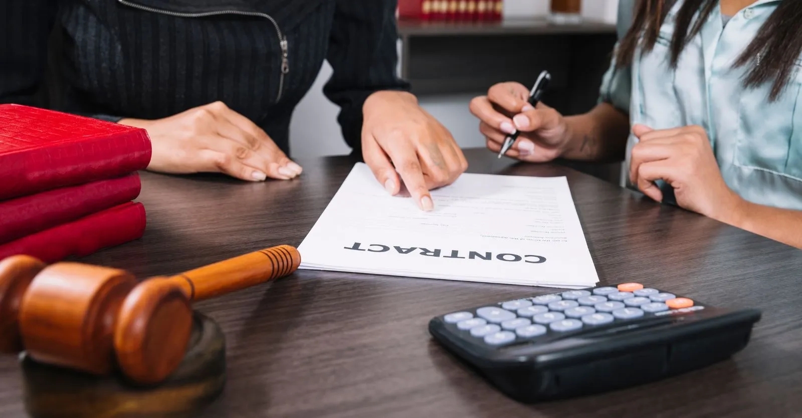 Prima extralegal en Colombia: conoce cuándo aplica y quiénes la reciben.