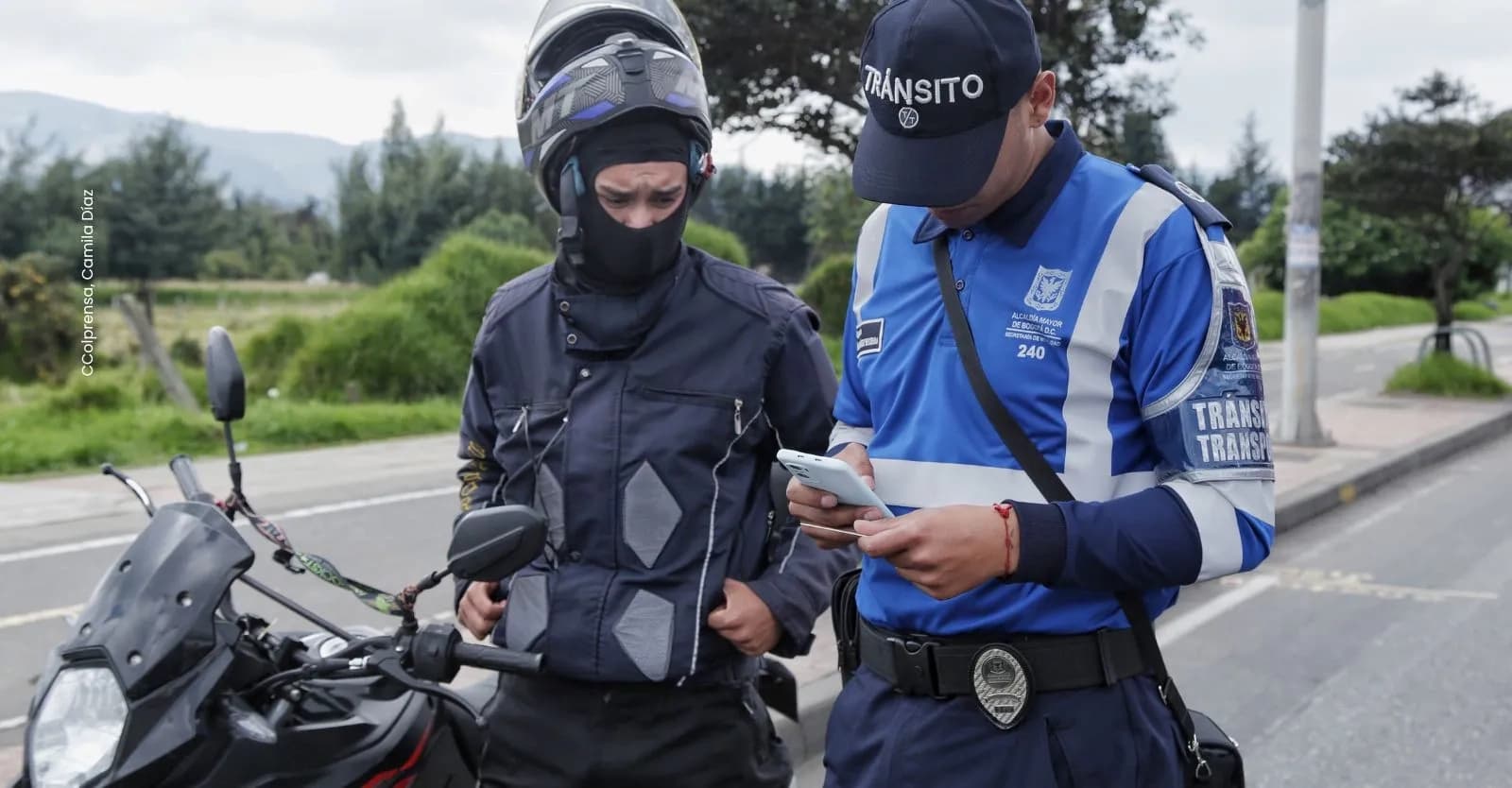 que puede pedir agente de transito reten carretera colombia