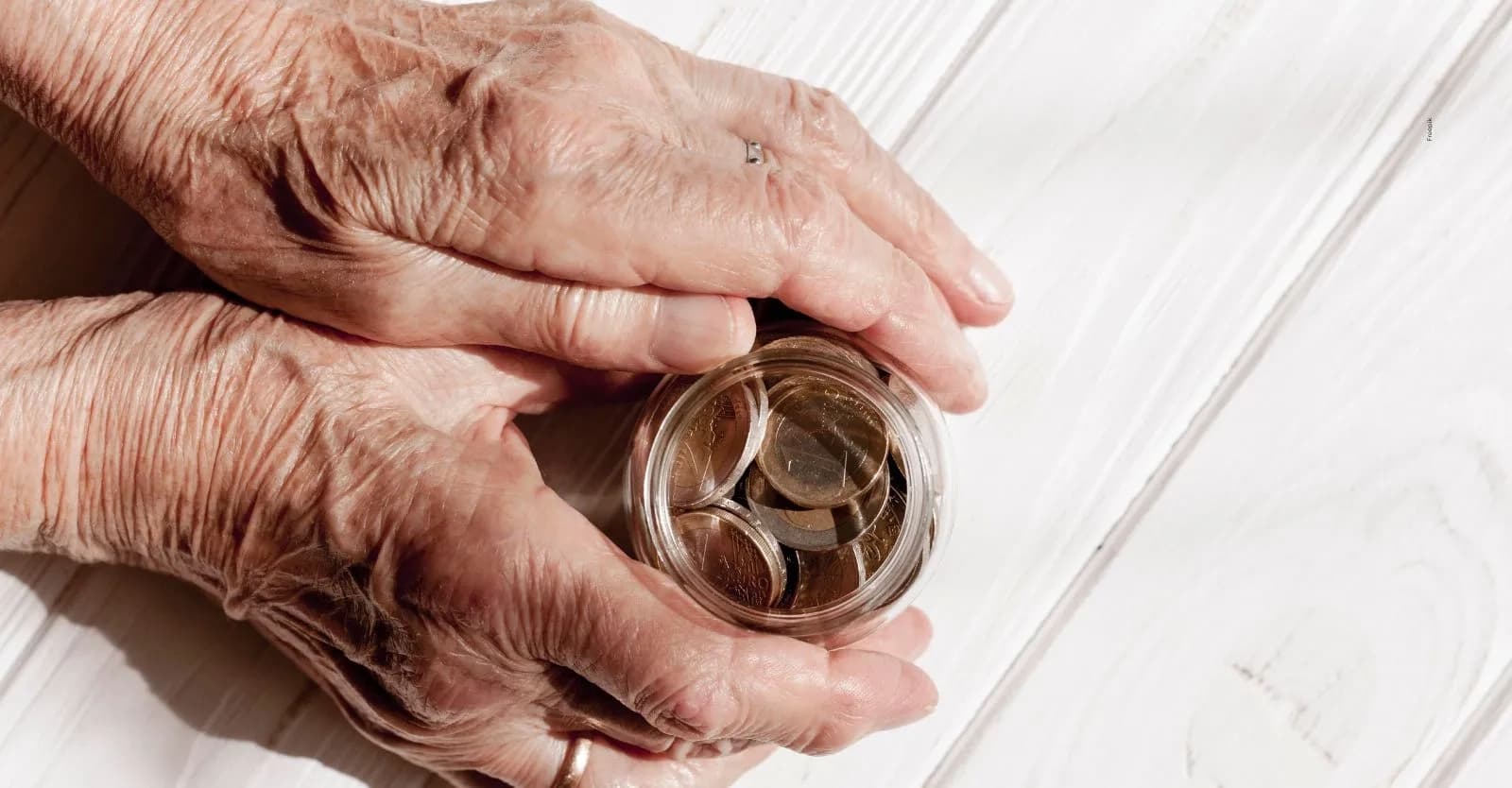 Adultos mayores en Colombia recibirán apoyo económico.