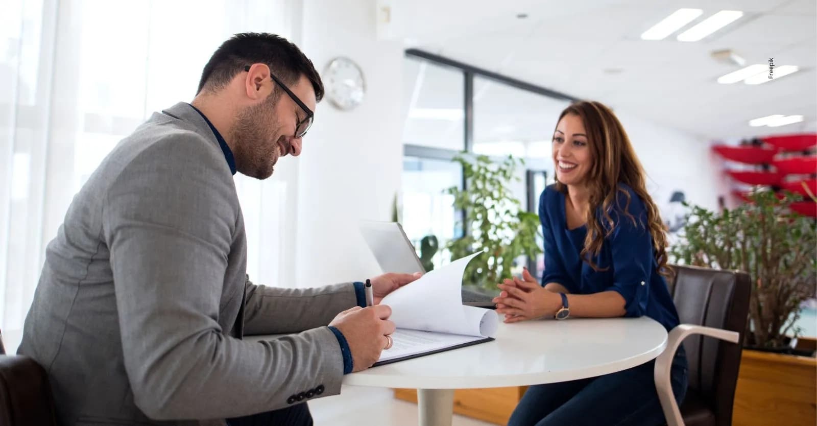 Nueva convocatoria laboral en Bogotá: oportunidades para profesionales, técnicos y bachilleres.